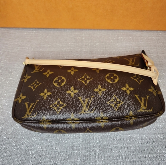 Authentic Louis Vuitton Pochette Accesoires - Picture 9 of 17